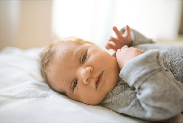 Babyens utvikling er innholdsrik og spennende for foresatte. I barnets første uker skjer det en rivende utvikling. Det nyfødte barnet har en hjerne som er klar for å ta i bruk læringsprosessene, og det er i stand til å bearbeide en stor og variert mengde informasjon.
