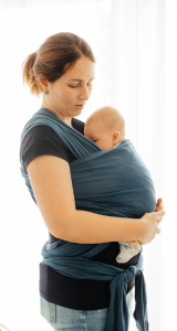 bæring av baby i sjal