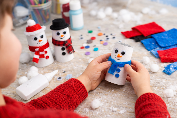 Lage snømann av dorull