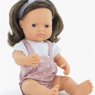 dukke jente med brunt hår